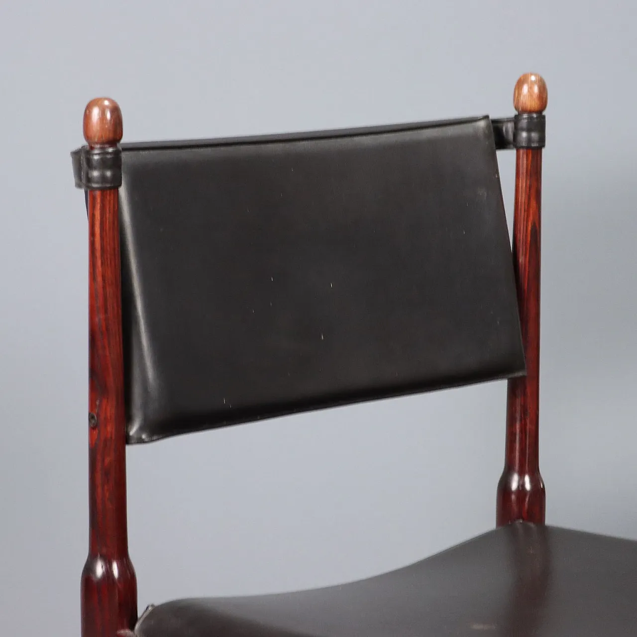 Coppia di sedie in legno e pelle, anni '60 4