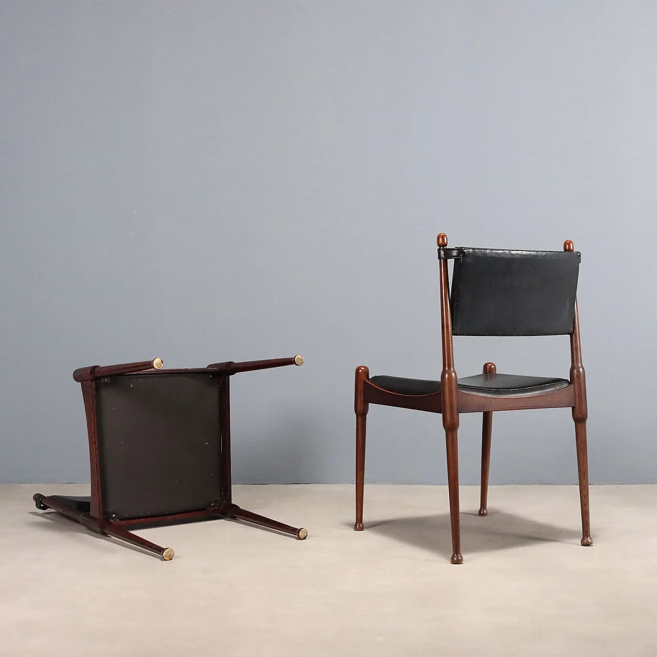 Coppia di sedie in legno e pelle, anni '60 8