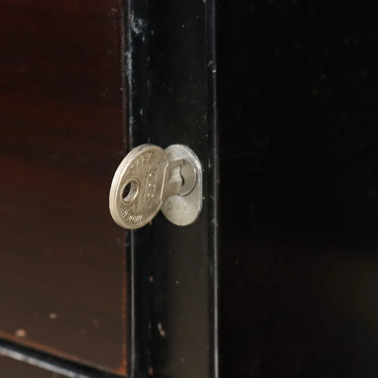 Scrivania in legno impiallicciato nero con dettagli in alluminio cromato, anni '60 8