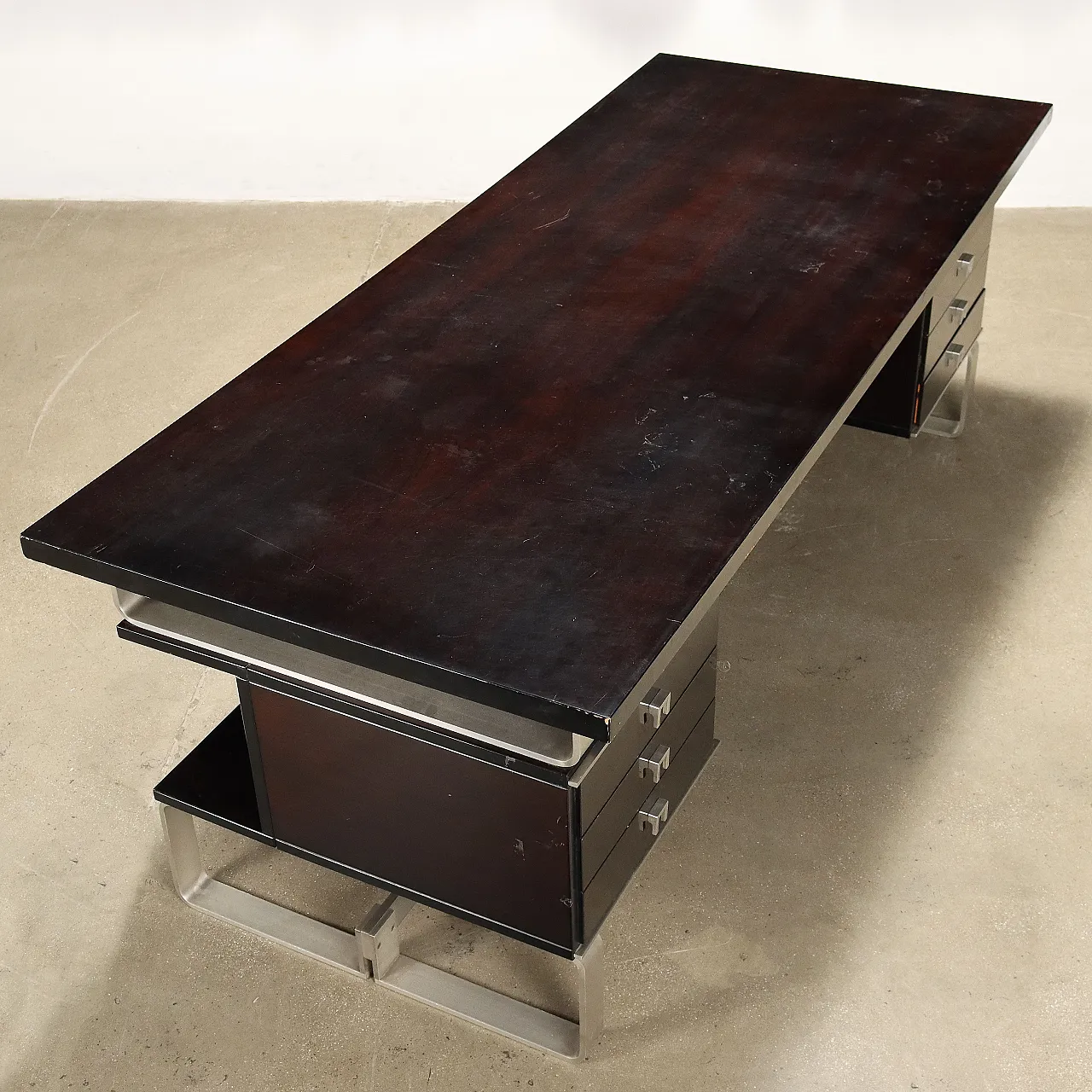 Scrivania in legno impiallicciato nero con dettagli in alluminio cromato, anni '60 10