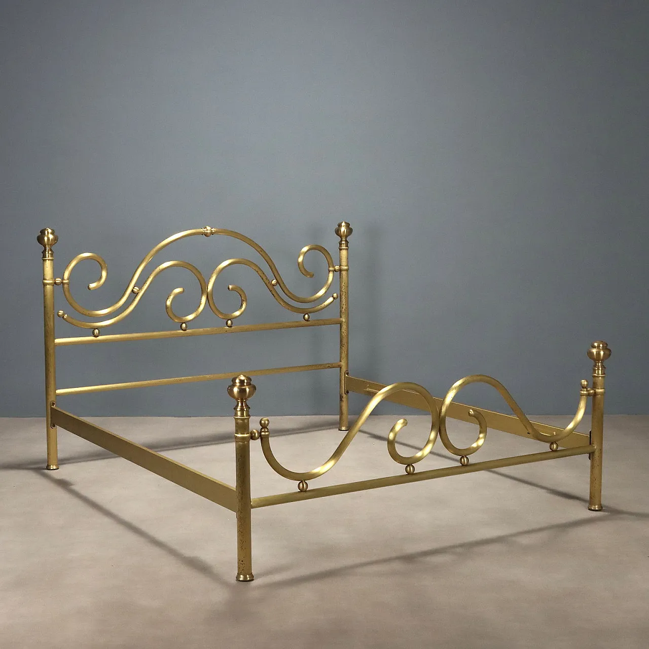 Letto matrimoniale in ottone con particolari arricciati, '900 1