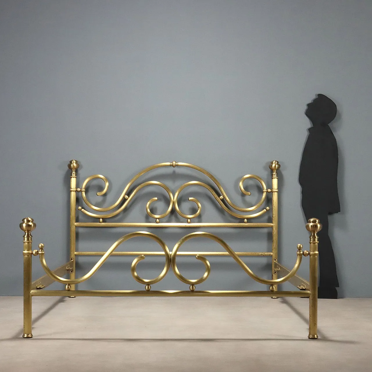 Letto matrimoniale in ottone con particolari arricciati, '900 2