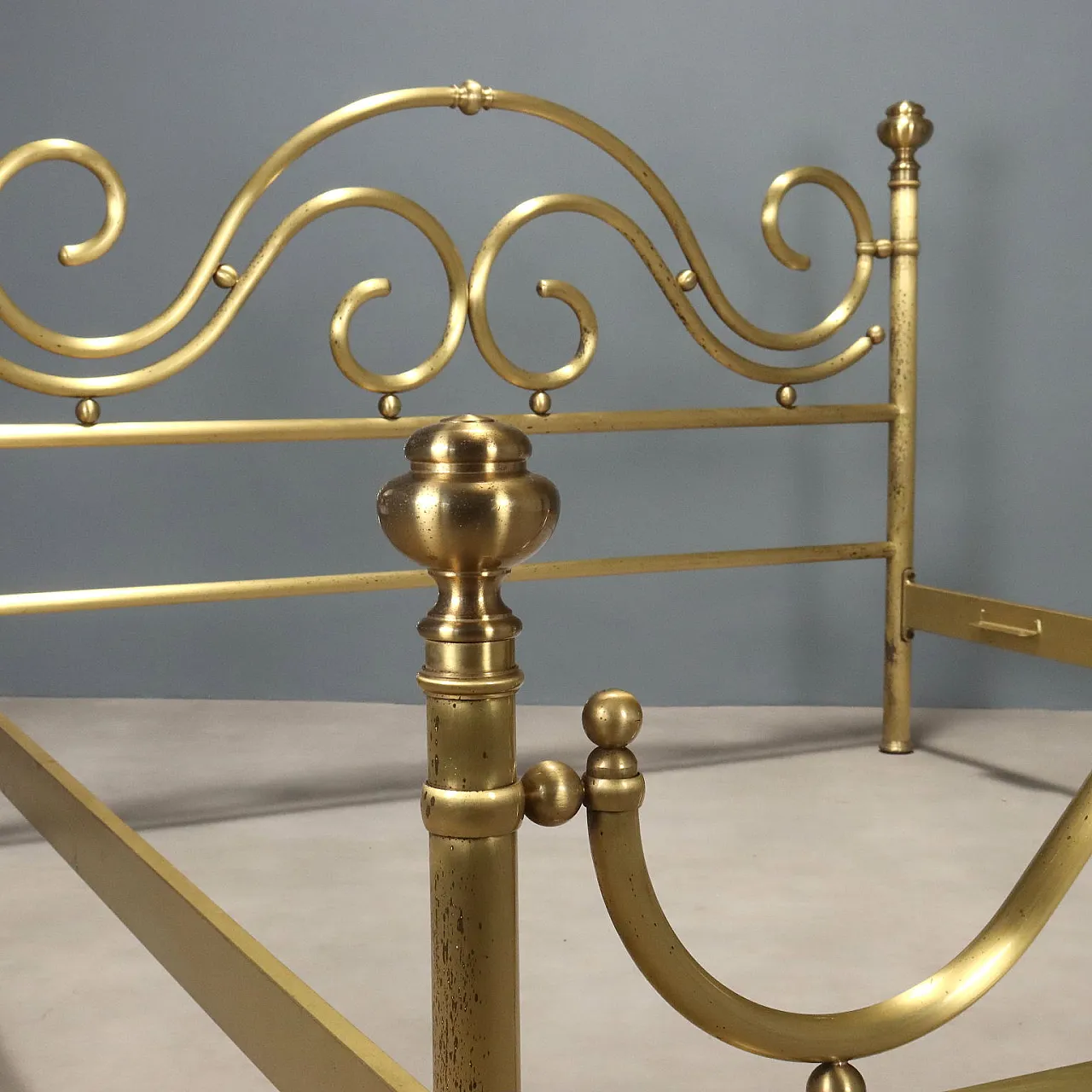 Letto matrimoniale in ottone con particolari arricciati, '900 3