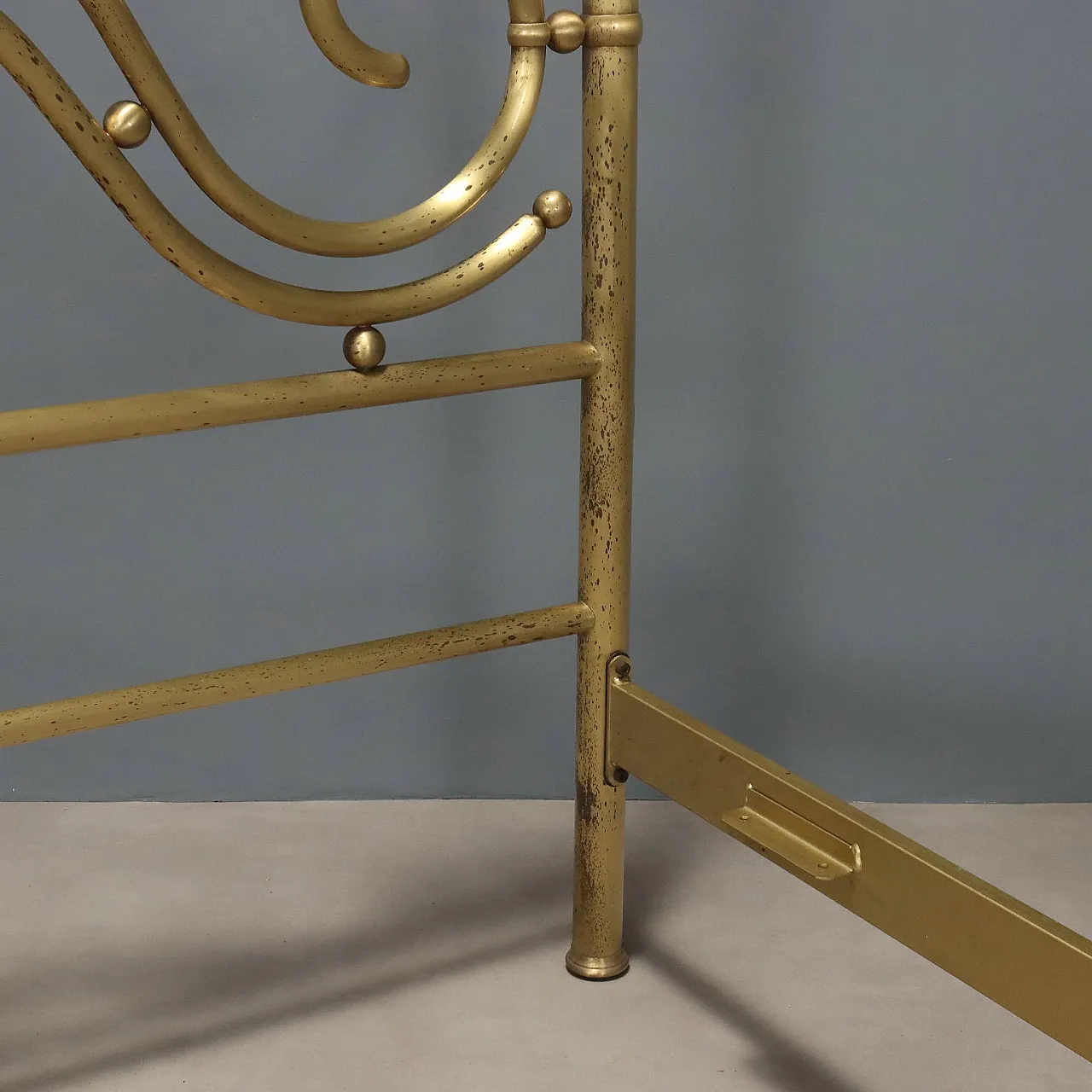 Letto matrimoniale in ottone con particolari arricciati, '900 7