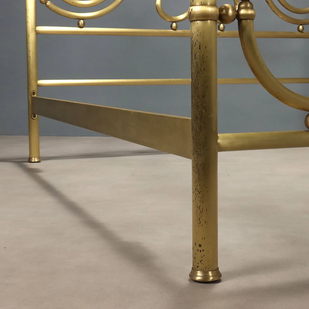 Letto matrimoniale in ottone con particolari arricciati, '900 9