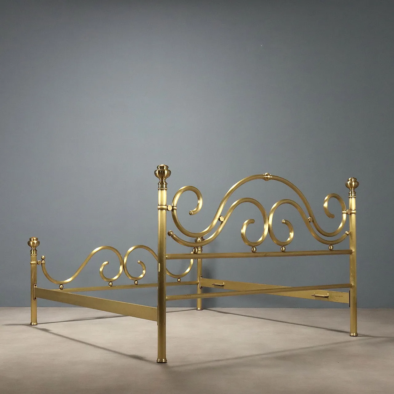 Letto matrimoniale in ottone con particolari arricciati, '900 10