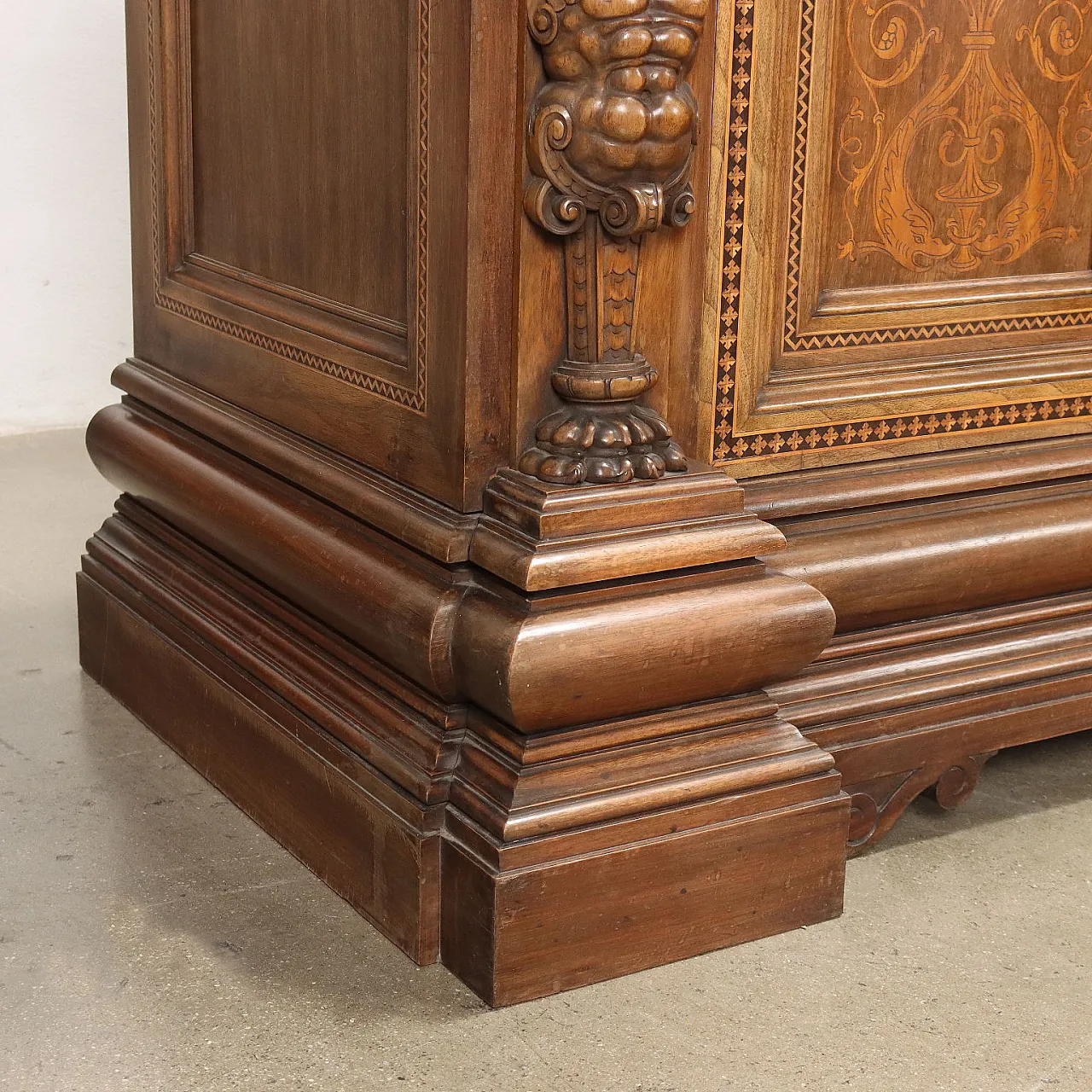 Mobile Neorinascimentale in legno di noce, '900 9
