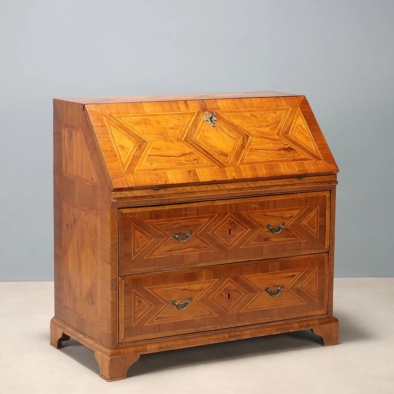 Walnut flap with olive wood scores, 18th century 1