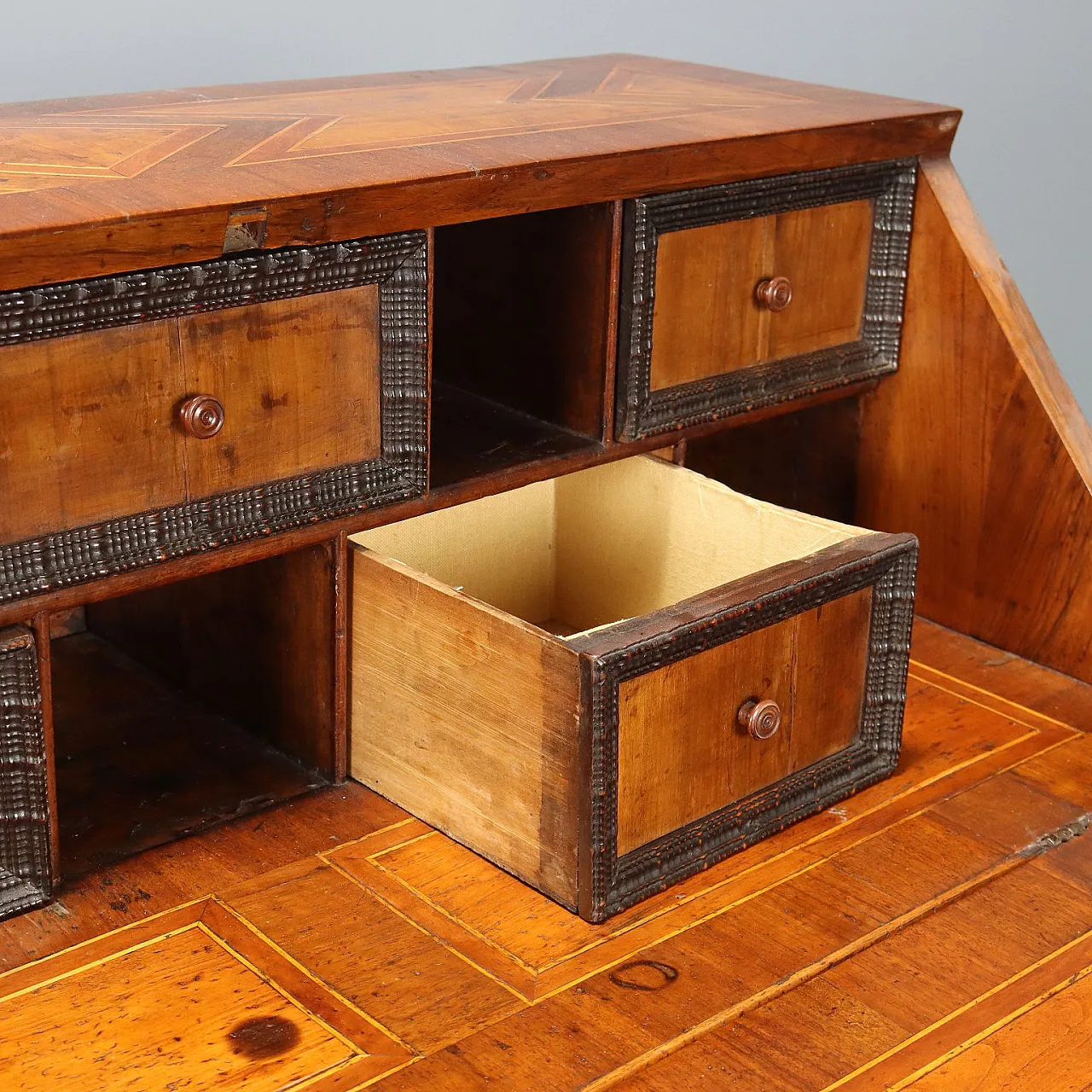 Walnut flap with olive wood scores, 18th century 5