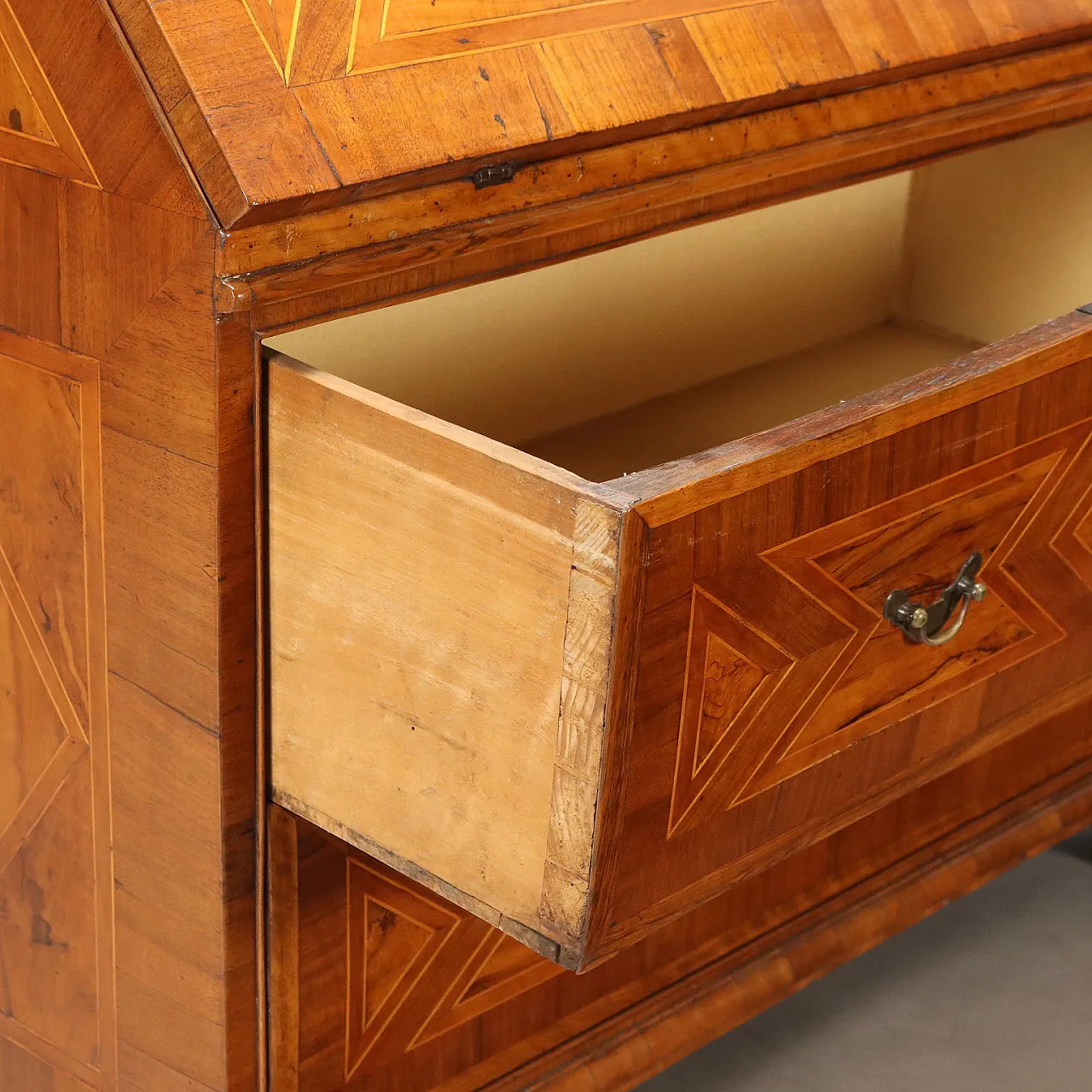 Walnut flap with olive wood scores, 18th century 7
