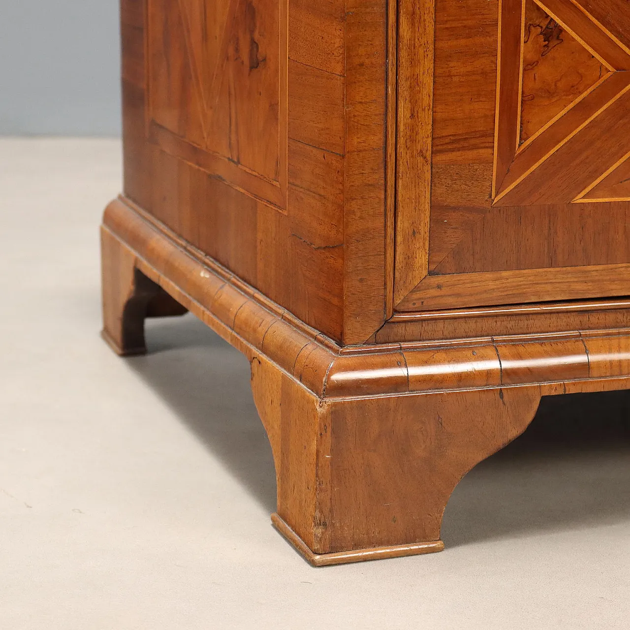 Walnut flap with olive wood scores, 18th century 10