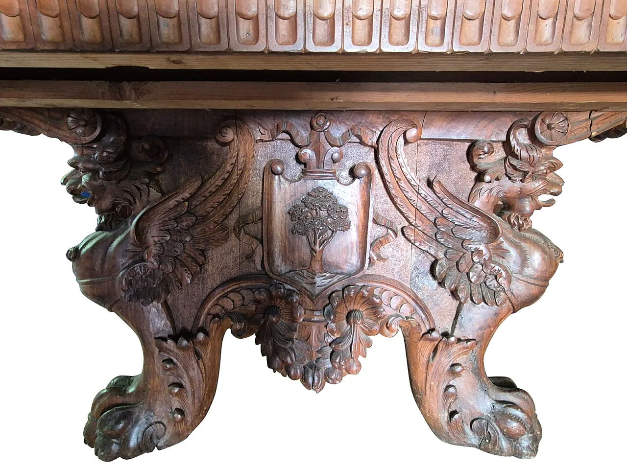 Monumental Neo-Renaissance Florentine table in carved walnut, 20th c. 1