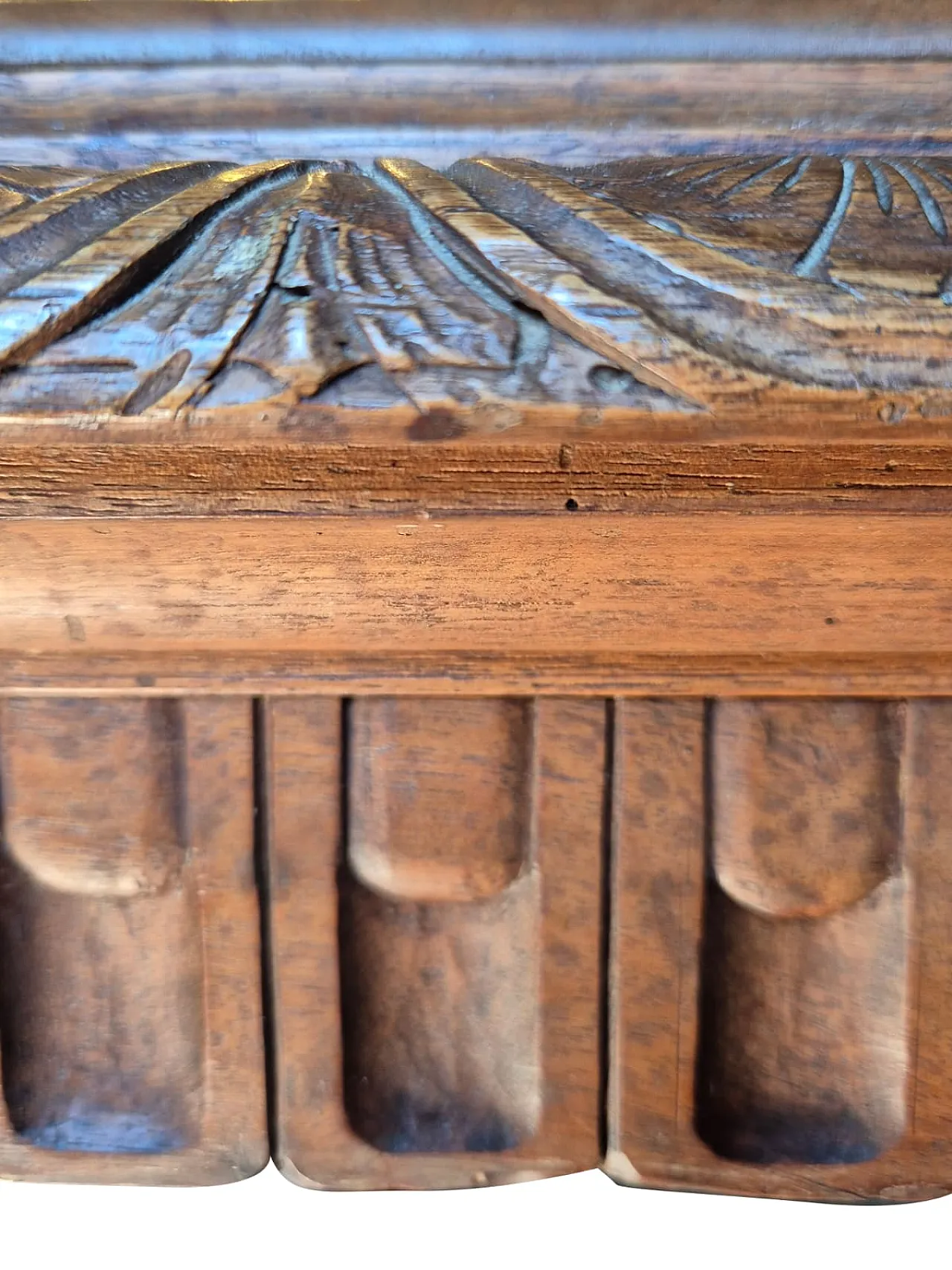 Monumental Neo-Renaissance Florentine table in carved walnut, 20th c. 14