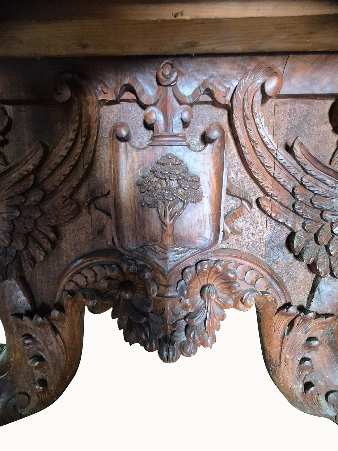 Monumental Neo-Renaissance Florentine table in carved walnut, 20th c. 21