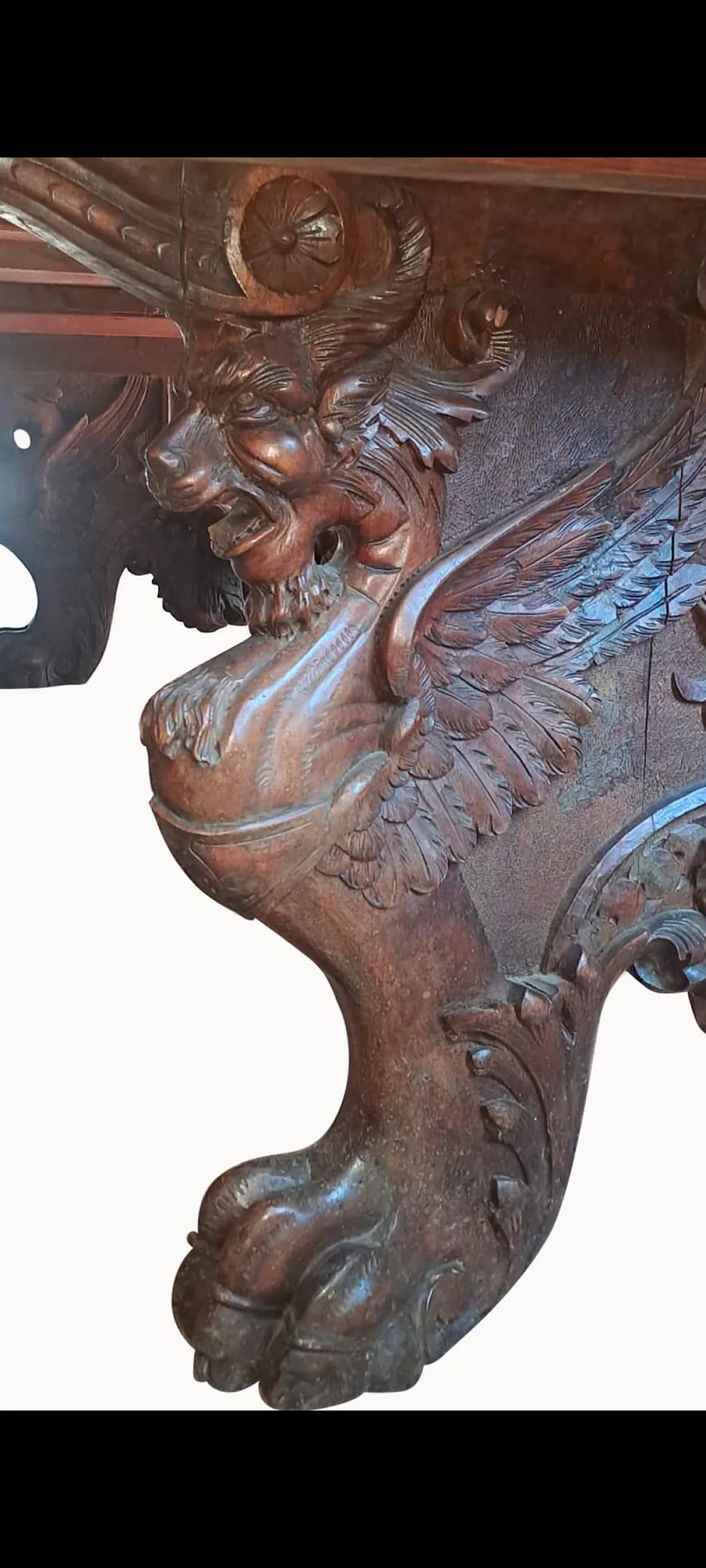 Monumental Neo-Renaissance Florentine table in carved walnut, 20th c. 33