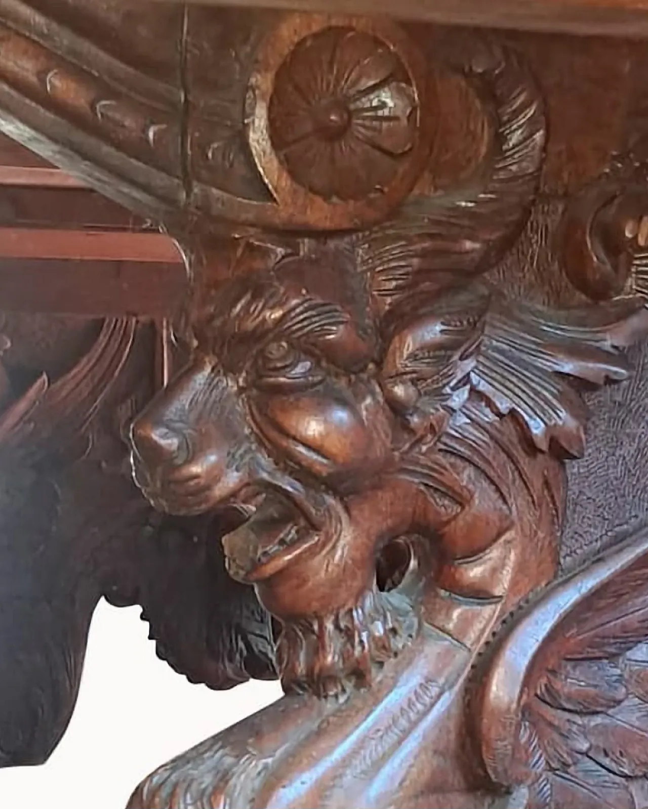 Monumental Neo-Renaissance Florentine table in carved walnut, 20th c. 35