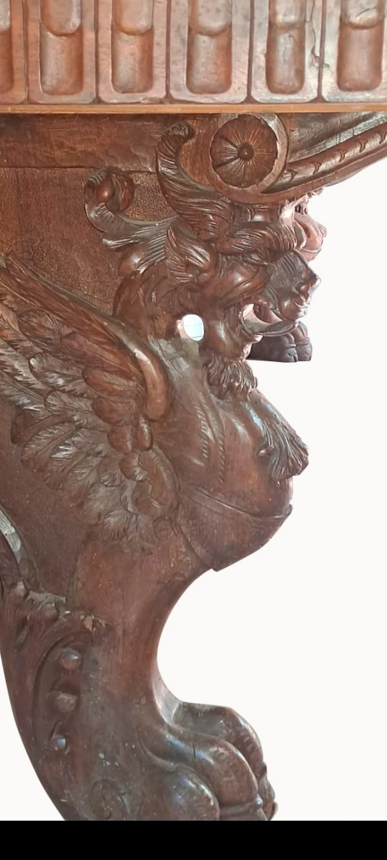 Monumental Neo-Renaissance Florentine table in carved walnut, 20th c. 37