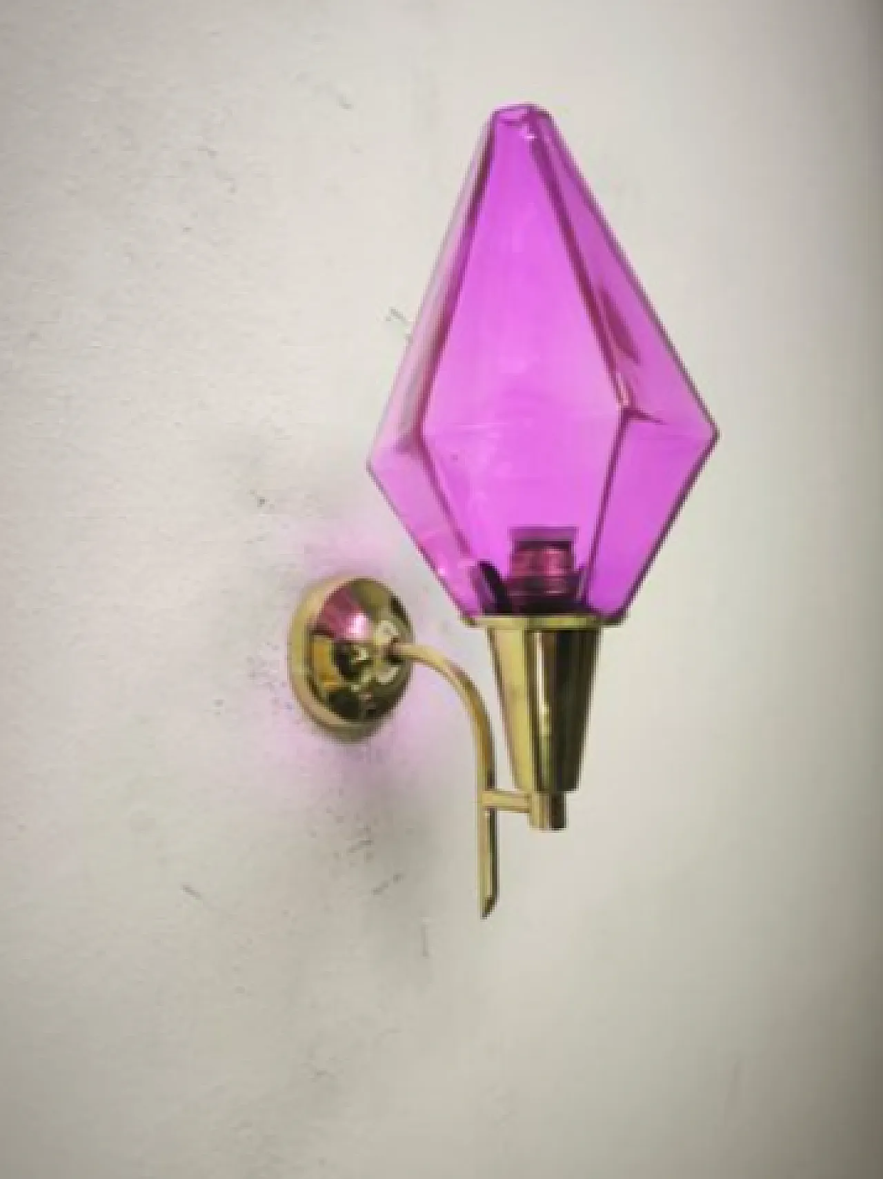 Brass wall lamp with llac Murano glass, 1950s 3