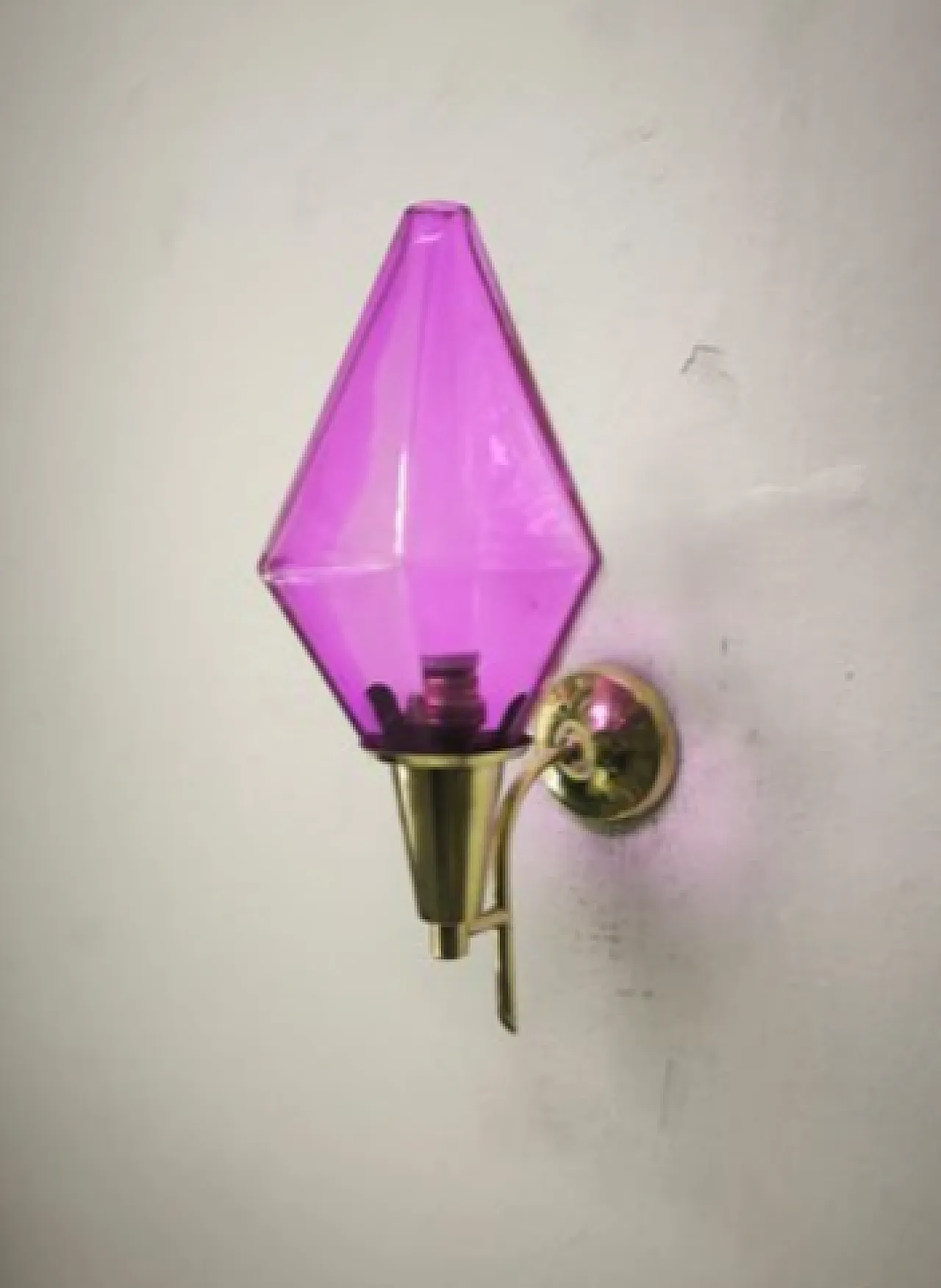 Brass wall lamp with llac Murano glass, 1950s 4