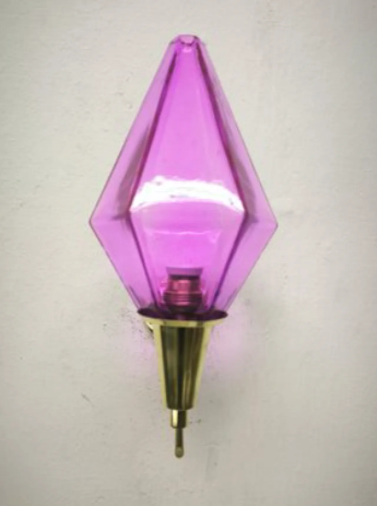Brass wall lamp with llac Murano glass, 1950s 5