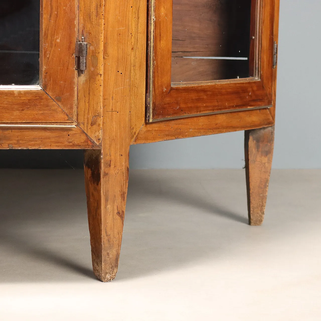 Double body corner sideboard in walnut, 19th century 9