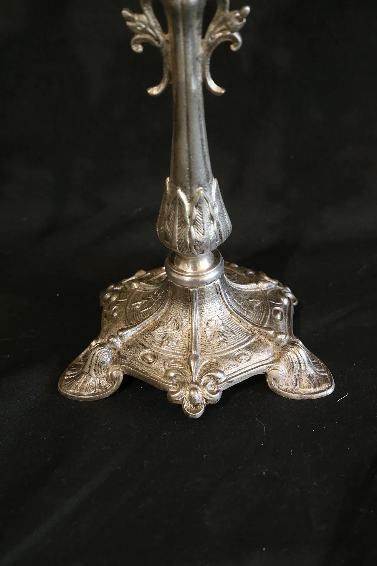 Coppia candelabri liturgici 7 fiamme stile barocco argentati, anni '30 19