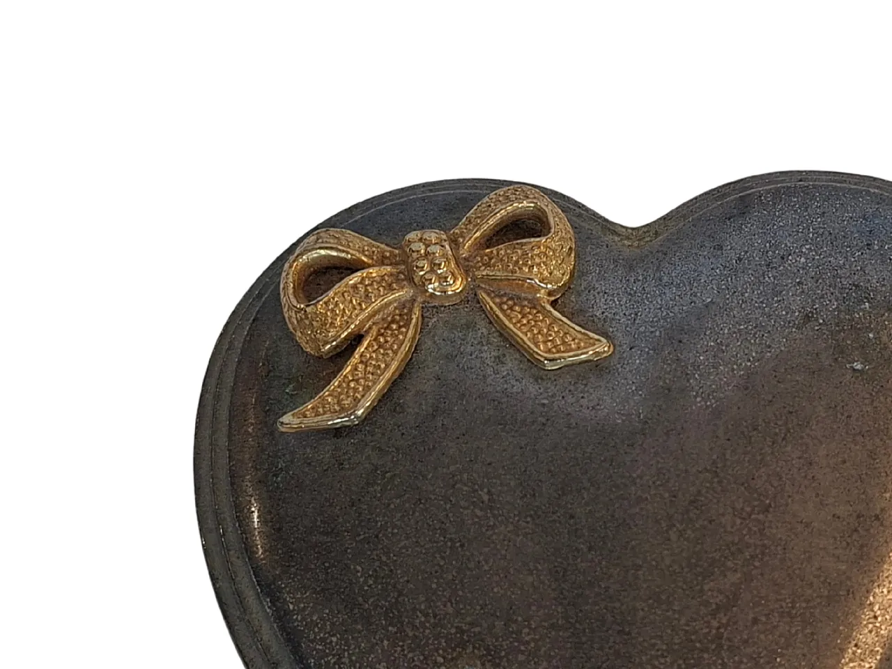 Heart-shaped metal jewelry box with golden bow, 90s 8