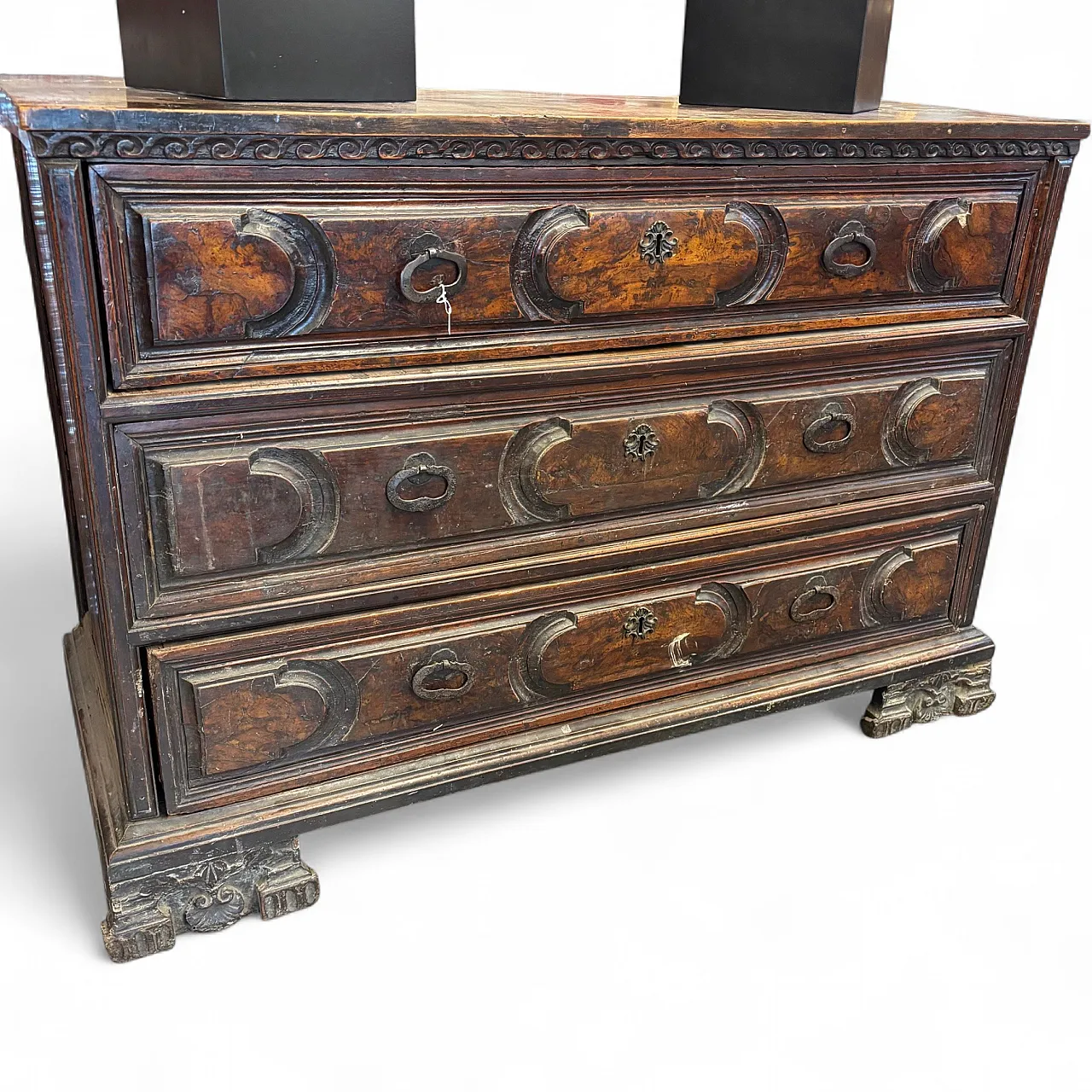 Stunning antique Bergamasco chest of drawers from the 17th century with three drawers 22