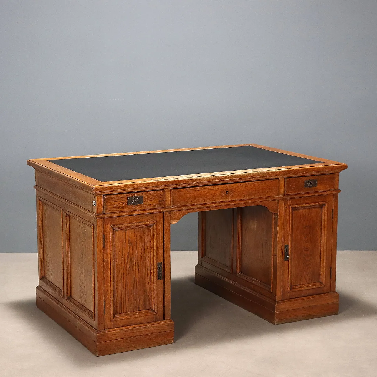 Oak desk with black leather insert, 19th century 1