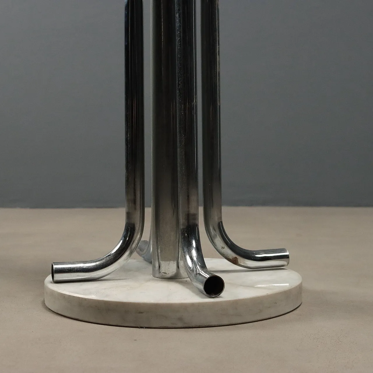 Coat hanger in chromed metal and marble base, 1970s 8