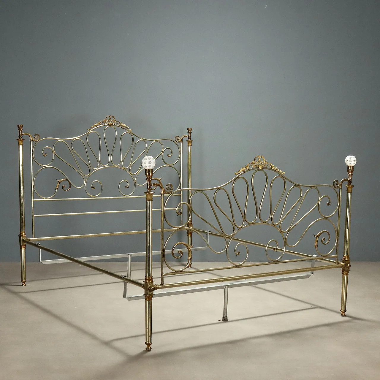 Brass and bronze bed with leaf, scroll and floral motifs, 19th century 1