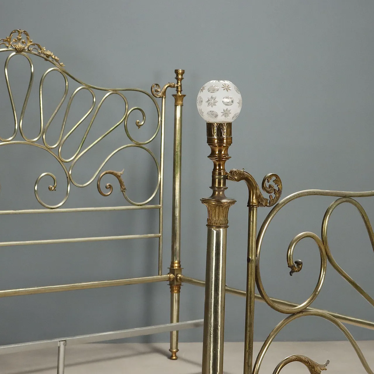 Brass and bronze bed with leaf, scroll and floral motifs, 19th century 3