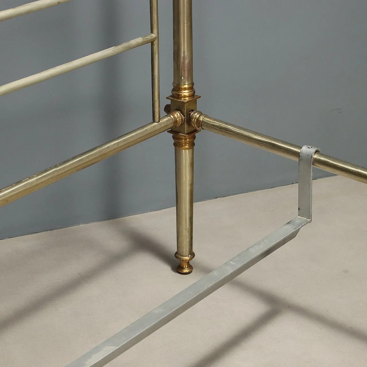 Brass and bronze bed with leaf, scroll and floral motifs, 19th century 6