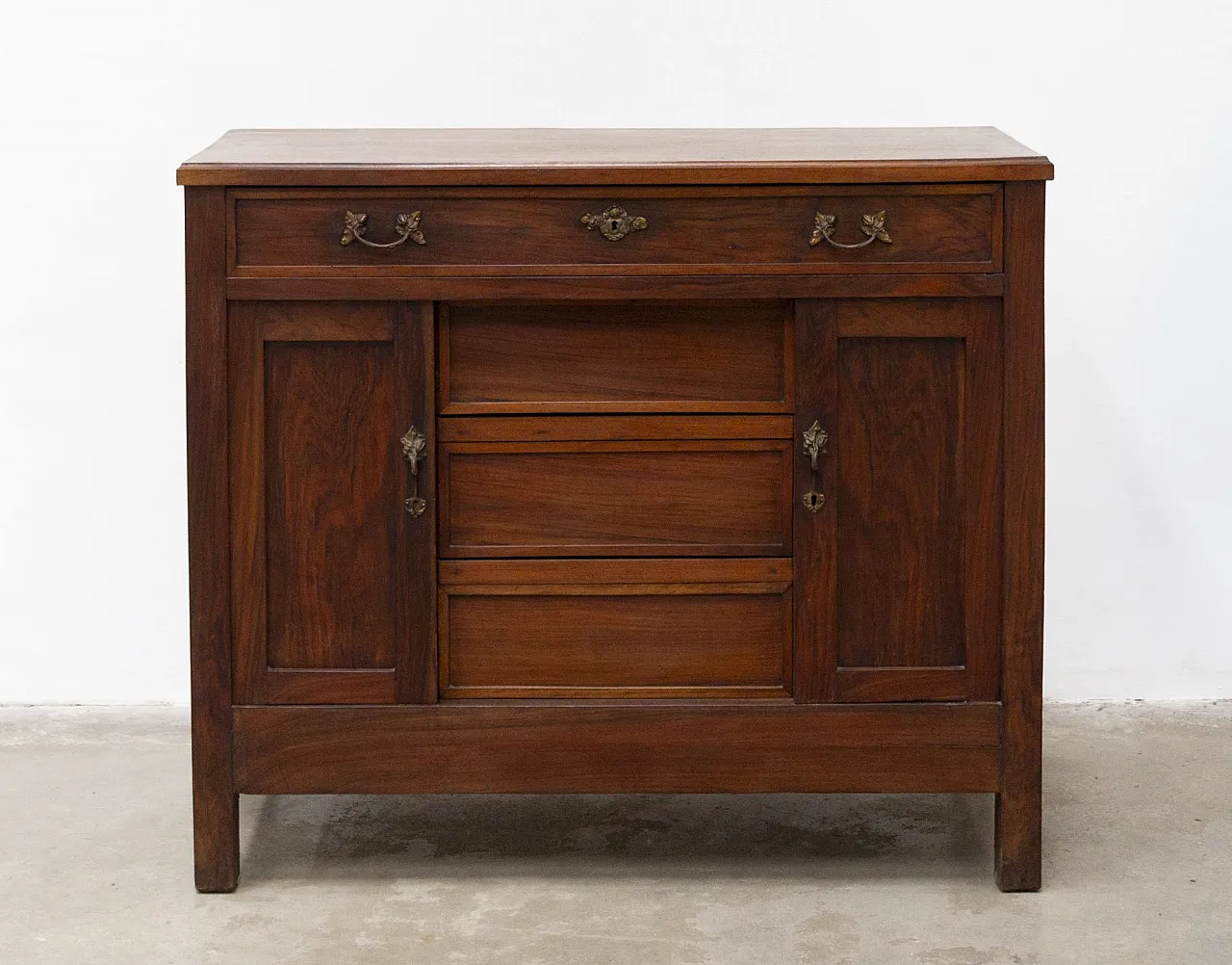 Walnut wood dresser, early 20th century 1