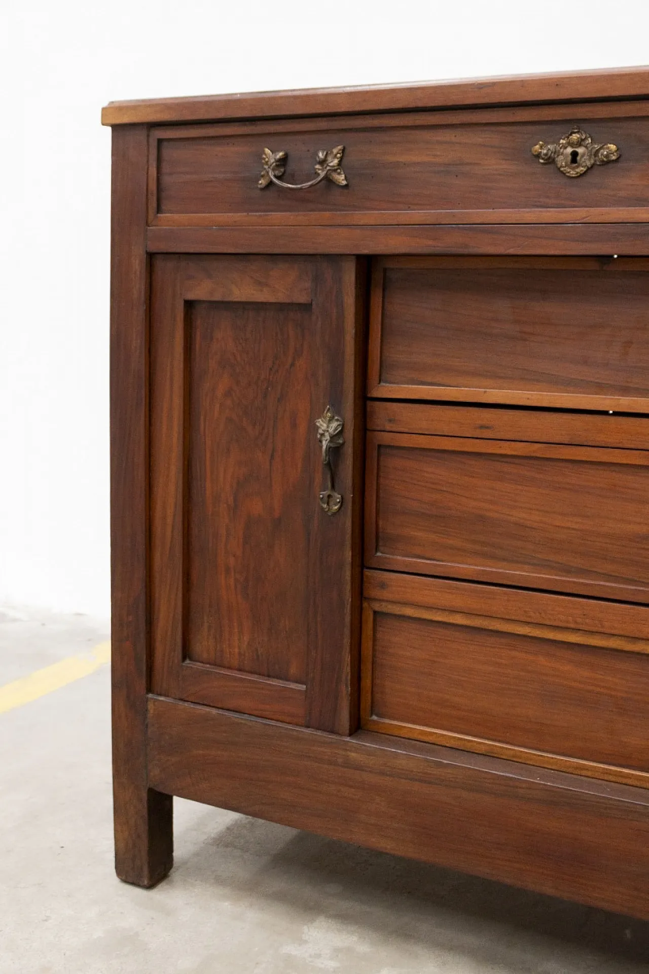 Walnut wood dresser, early 20th century 8