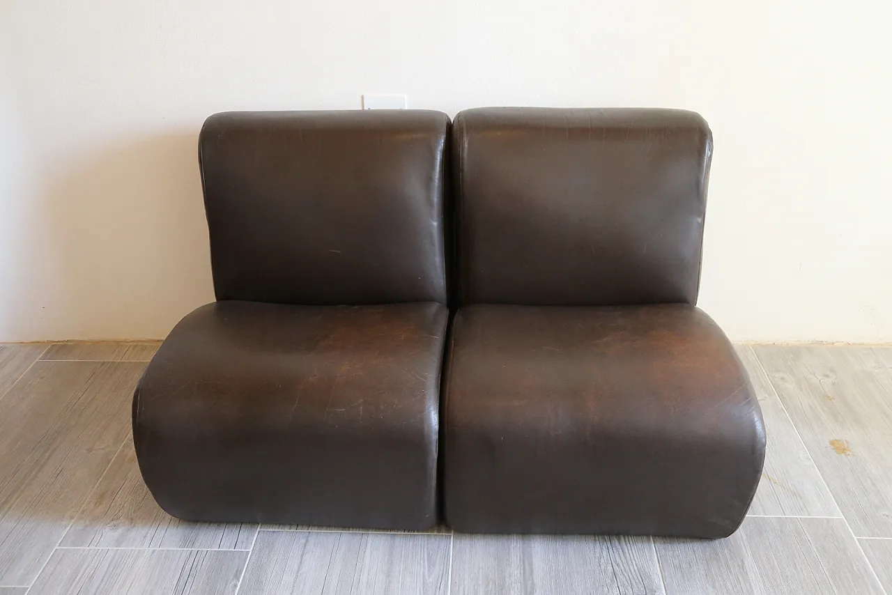 Coppia poltrone divano componibili pelle e tavolo, anni '60 10