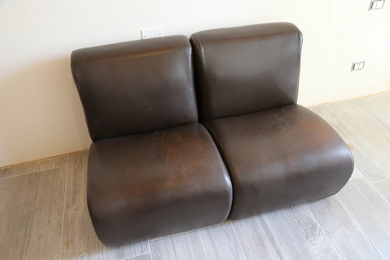 Coppia poltrone divano componibili pelle e tavolo, anni '60 11