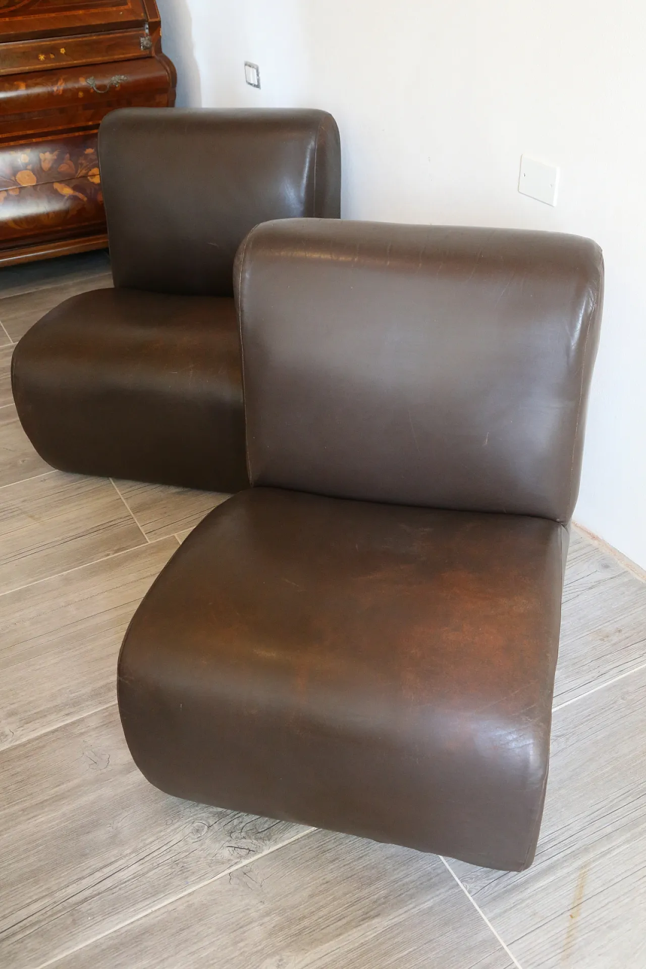 Coppia poltrone divano componibili pelle e tavolo, anni '60 23