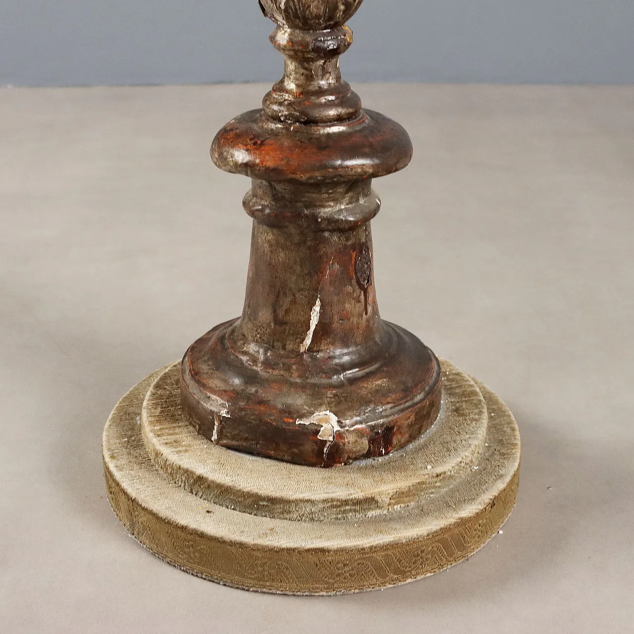 Torchere in turned wood and leaf carvings, 19th century 8