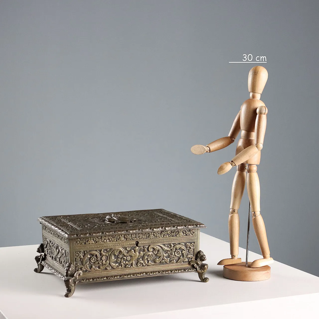 Chiseled bronze casket, 20th century 2