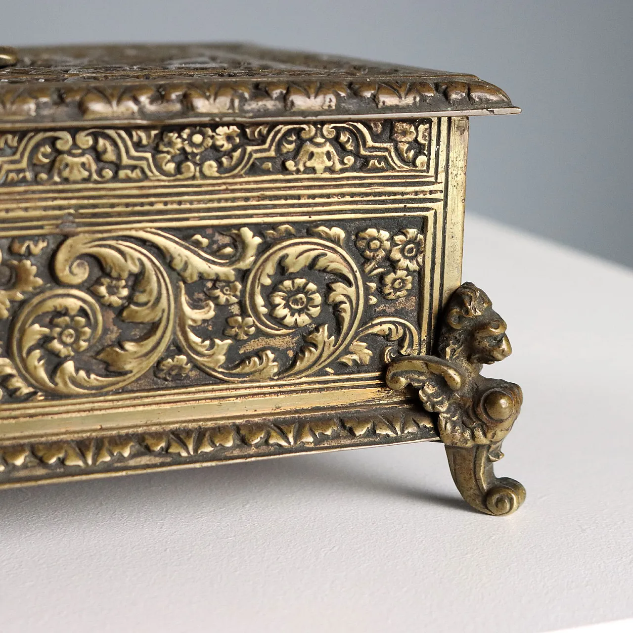 Chiseled bronze casket, 20th century 4