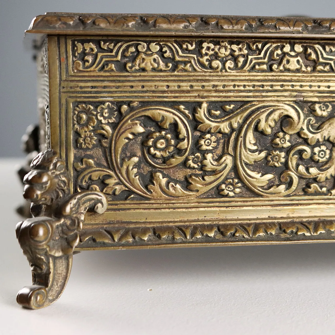 Chiseled bronze casket, 20th century 5
