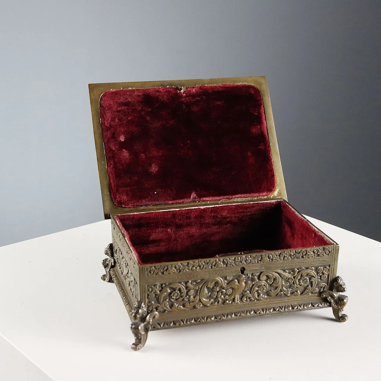 Chiseled bronze casket, 20th century 7