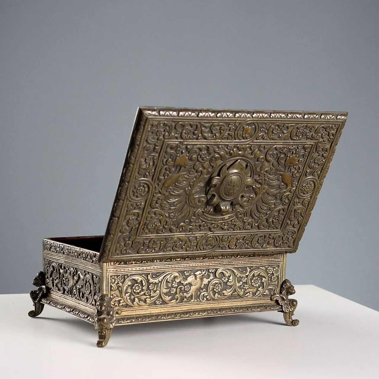 Chiseled bronze casket, 20th century 8