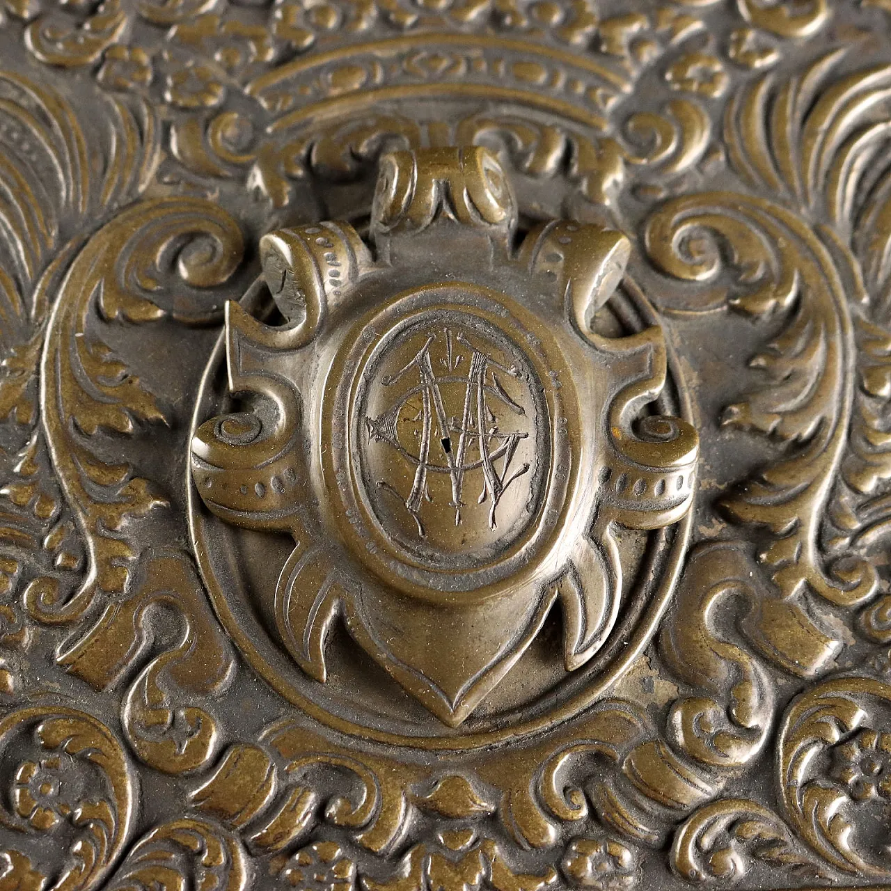 Chiseled bronze casket, 20th century 9