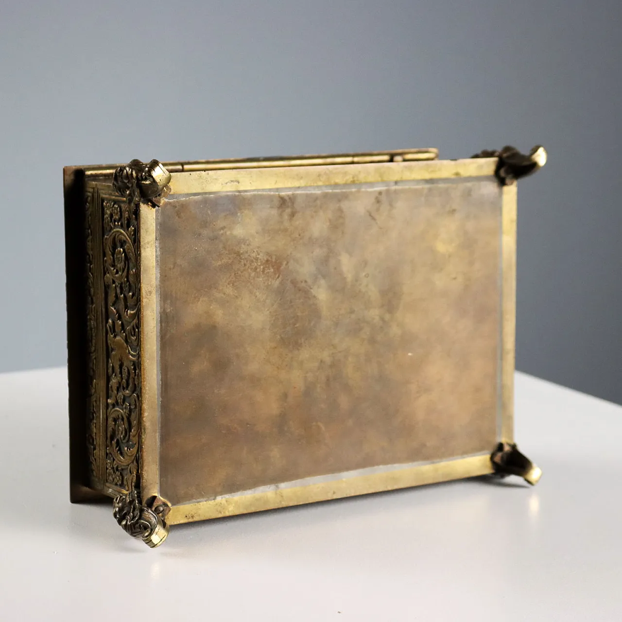 Chiseled bronze casket, 20th century 10