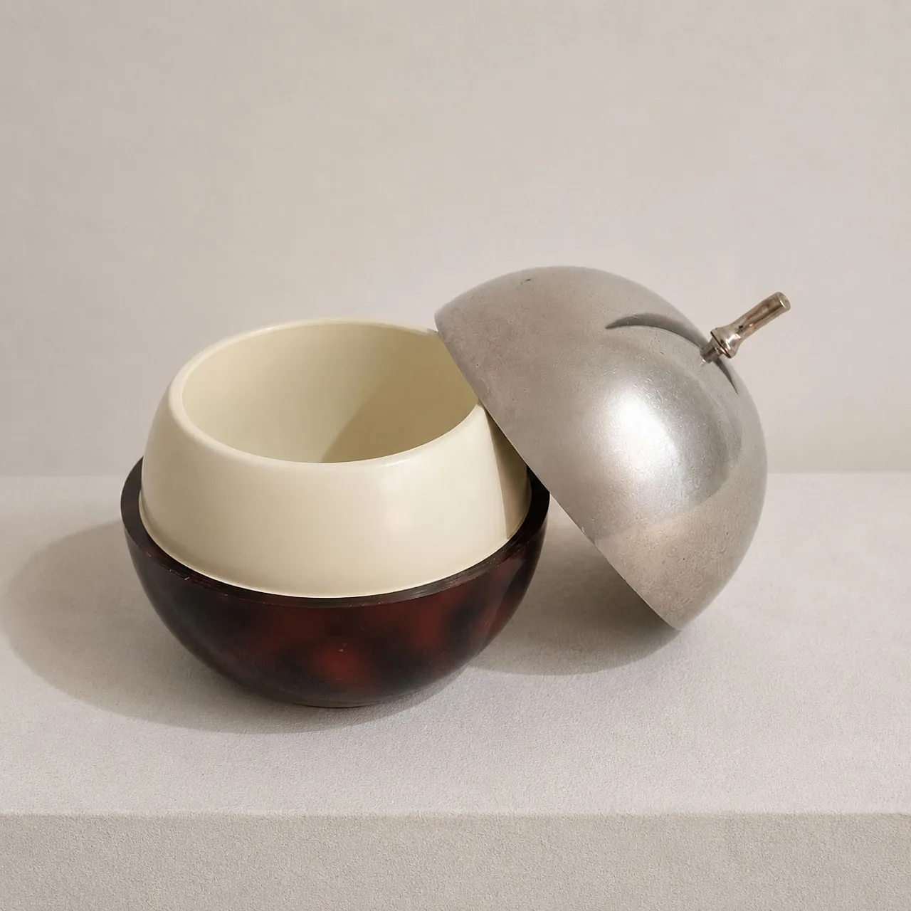 French ice bucket in metal and Bakelite, 1970s 5