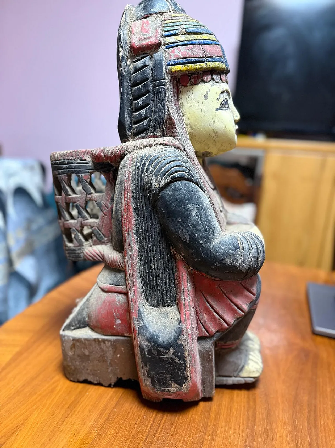 Figura seduta egiziana in legno policromo, '600 3