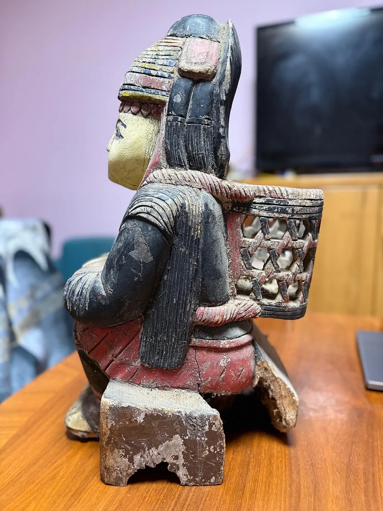 Figura seduta egiziana in legno policromo, '600 4