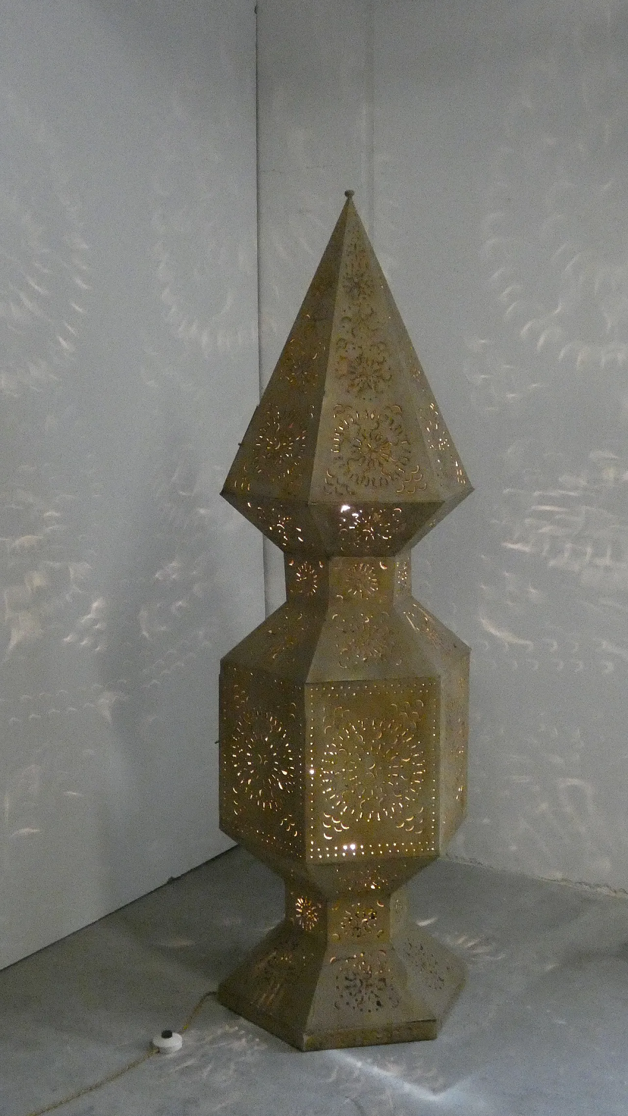 Coppia di lampade a torre in metallo traforato, Marocco, anni '80 1
